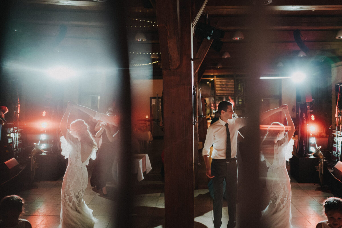 Party im Hochzeitssaal im Spitalstadl, das Brautpaar auf der Tanzfläche mit Partybeleuchtung.