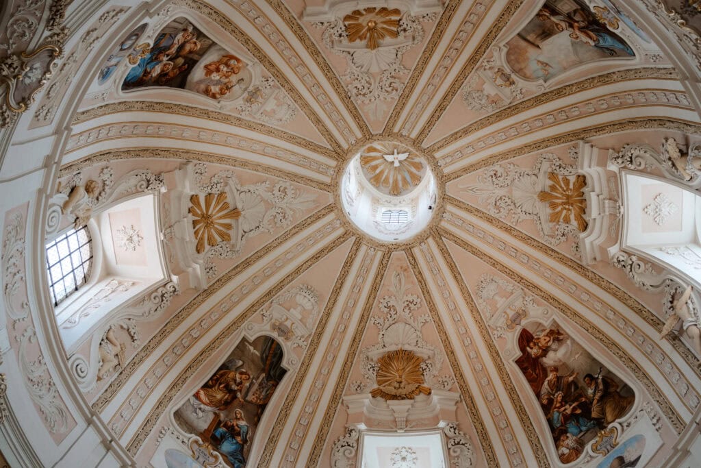 Kuppel der Wallfahrtskirche mit Verzietungen und Deckenmalerien