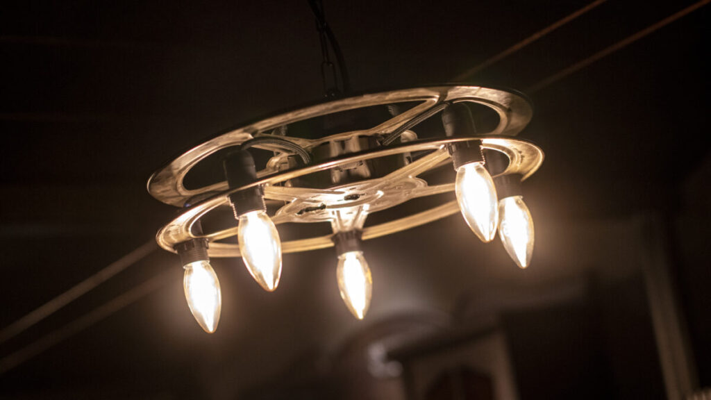 Pendelleuchte aus einer alten 35mm Kino-Filmspule mit Edison-Glühbirnen.