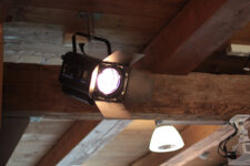 Theaterscheinwerfer an Decke im Eventsaal