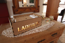 Ladebox für Smartphones und Kameras im Cafe des Spitalstadls