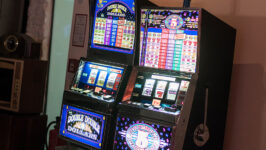 Spielautomaten bei einen Firmenevent in der Eventlocation im Spitalstadl, zwei einarmige Banditen.