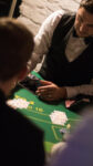 Croupier gibt Poker-Chips an einer Firmen-Veranstaltung an Mitarbeiterinnen aus