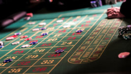 Roulette-Zahlenfeld mit Spielchips an einem Firmenevent am Abend im Spitalstadl